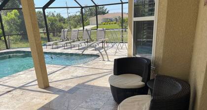 ☀️ Bright & Cheerful 4 Bedroom Home with a Pool sleeps 10💦