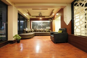 Een 36-inch flatscreentelevisie met kabelzenders