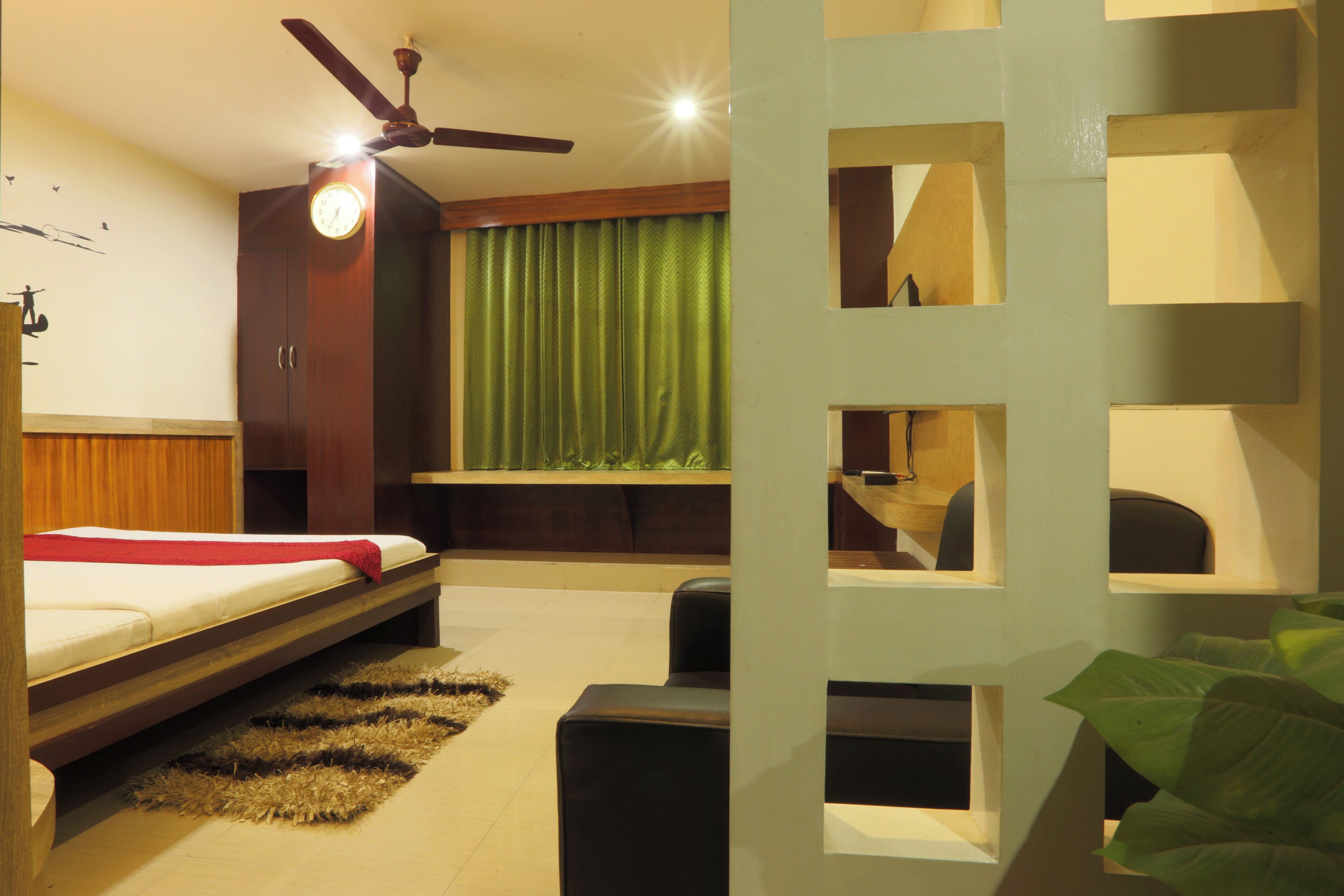Executive Room | Desk, laptop workspace, soundproofing, iron/ironing board