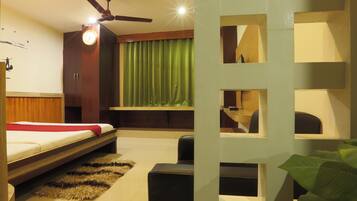 Executive Room | Desk, laptop workspace, soundproofing, iron/ironing board