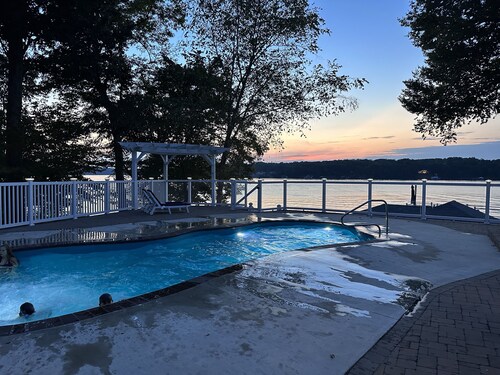 "HAPPY GO LAKEY": Endless Views, Pool, Expansive Deck, Jump Platform, Water Toys