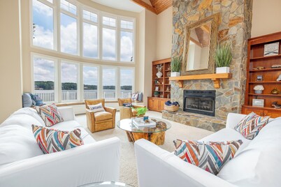 "HAPPY GO LAKEY": Endless Views, Pool, Expansive Deck, Jump Platform, Water Toys