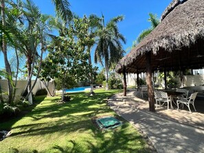 Outdoor dining - Family house, private pool and beach access. (Bucerías)