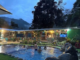 Una piscina al aire libre