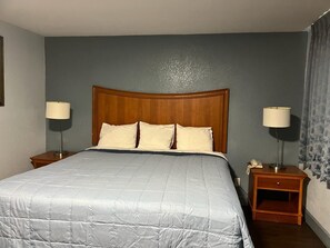 1 bedroom, desk, free WiFi, bed sheets - Holiday Motel (Jeffersonville)