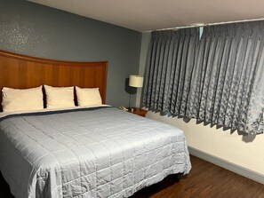 1 bedroom, desk, free WiFi, bed sheets - Holiday Motel (Jeffersonville)