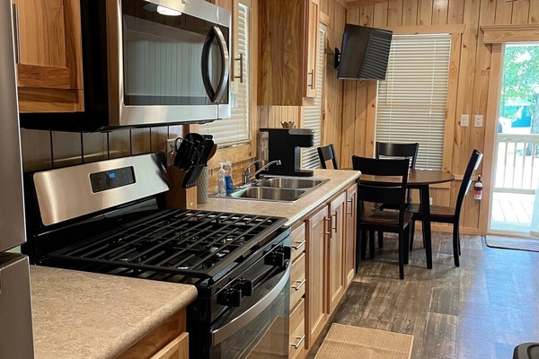 Frigorífico, microondas, placa de cocina y cafetera o tetera