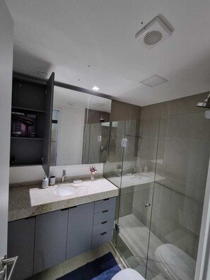 Secadora de cabello, toallas, papel de baño 
