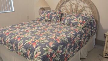 Tabla de planchar con plancha, wifi y ropa de cama