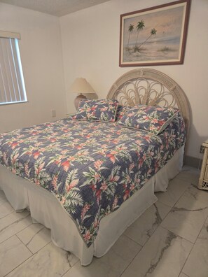 Tabla de planchar con plancha, wifi y ropa de cama 