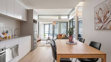 One Bedroom Apartment | Makan di kamar