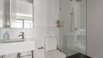Apartemen | Kamar mandi | Shower, pengering rambut,  dan handuk