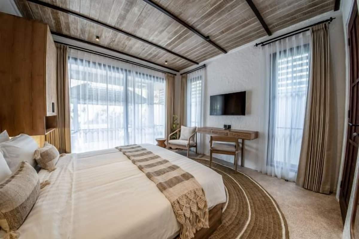 2 kamar tidur, minibar, brankas, dan meja kerja