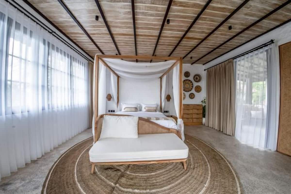 2 kamar tidur, minibar, brankas, dan meja kerja
