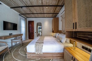 Een minibar, een kluis op de kamer, een bureau, een laptopwerkplek