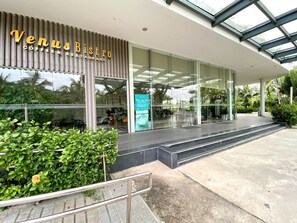 Um edifício moderno com uma placa que diz "Venus Bistro Coffee & Restaurant".