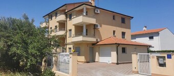 Apartments Gorgi - Garden View