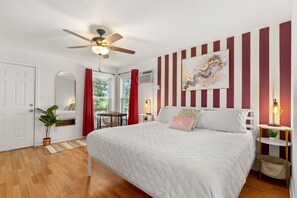 2 Schlafzimmer, Schreibtisch, Bügeleisen/Bügelbrett, Reisekinderbett