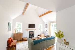 TV - Beautiful 3BD Thatched Stone Cottage Kettering (Pytchley)