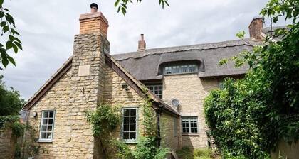 Beautiful 3BD Thatched Stone Cottage Kettering