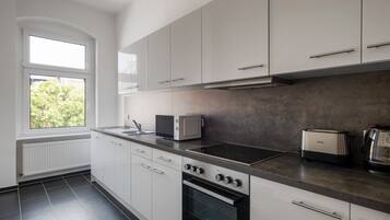 Kühlschrank, Mikrowelle, Ofen, Geschirrspüler