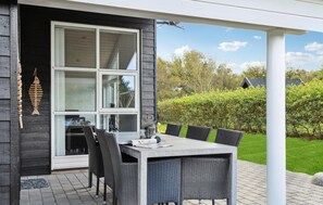 Outdoor dining - Cozy home in Hemmet with sauna (Hemmet)