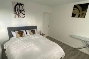 2 bedrooms, iron/ironing board, WiFi, bed sheets - 2 Bed - Sleeps 4 - with Parking (London)