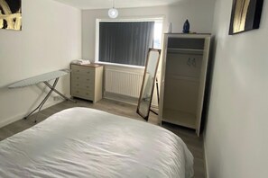 2 habitaciones, tabla de planchar con plancha, wifi y ropa de cama 