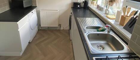 冷蔵庫、電子レンジ、オーブン、コンロ