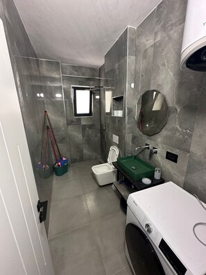 Douche, sèche-cheveux, serviettes fournies
