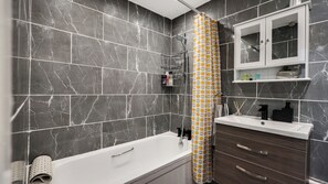 Duschwanne, Haartrockner, Handtücher, Shampoo