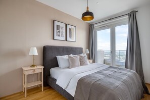 2 bedrooms, iron/ironing board, WiFi, bed sheets - Sunny Landstraße 2BR w/ Gym & Pool, nr U3 Station, by Blueground (Vienna)