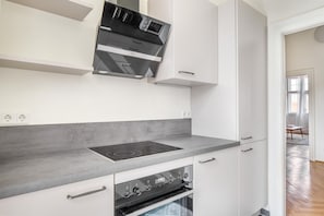 Réfrigérateur, four à micro-ondes, un four, surface de cuisson