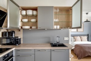 Réfrigérateur, micro-ondes, four, plaque de cuisson