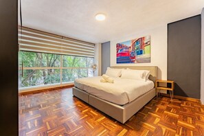 3 habitaciones, tabla de planchar con plancha, wifi y ropa de cama 