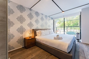 2 bedrooms, desk, iron/ironing board, WiFi