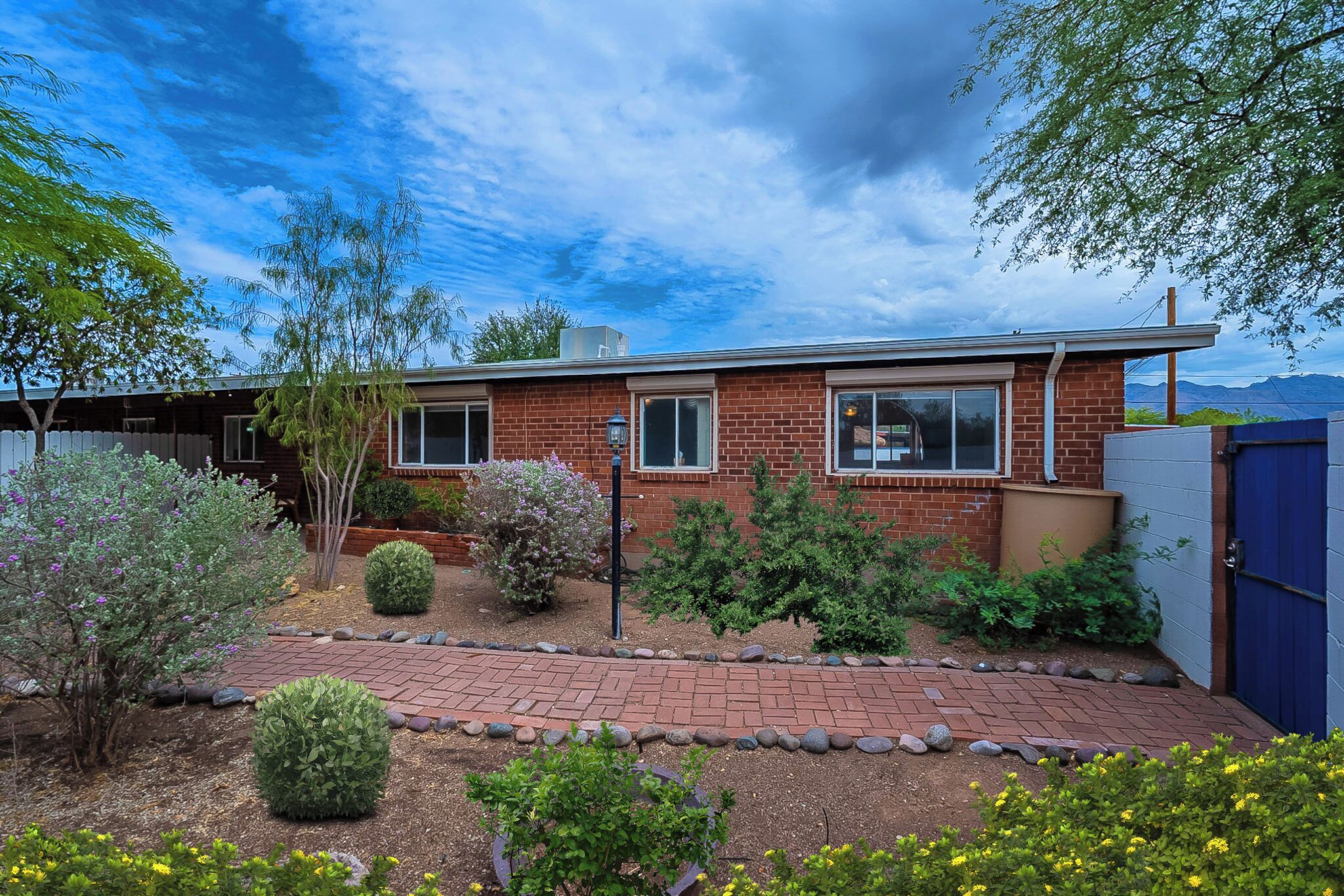 Stylish Modern Vintage 3BR/2BA with Pool • Sleeps 8 - Low Summer Rates! 🏖️