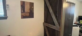 Bedlam Barn apartment! Cozy, cute, Safe! Minutes to OSU, casino, golf! Remodeled