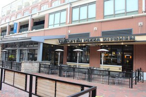 تناول الطعام بالخارج