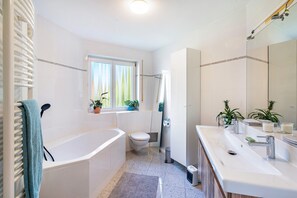Bathtub, free toiletries, towels