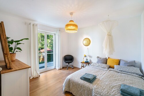 Holiday Apartment 'Sam's Homestay' with Terrace, Garden & Wi-Fi