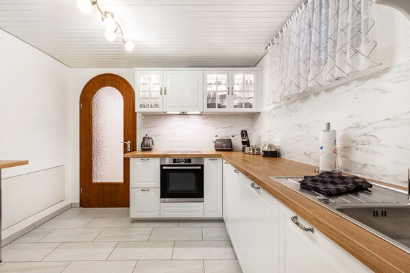 Frigorífico, microondas, horno y placa de cocina