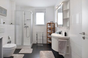 Suihku, hiustenkuivaaja, pyyhkeet