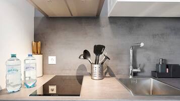 Kühlschrank, Mikrowelle, Ofen, Herdplatte