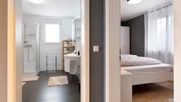 2 makuuhuonetta, silitysrauta/-lauta, ilmainen Wi-Fi, vuodevaatteet