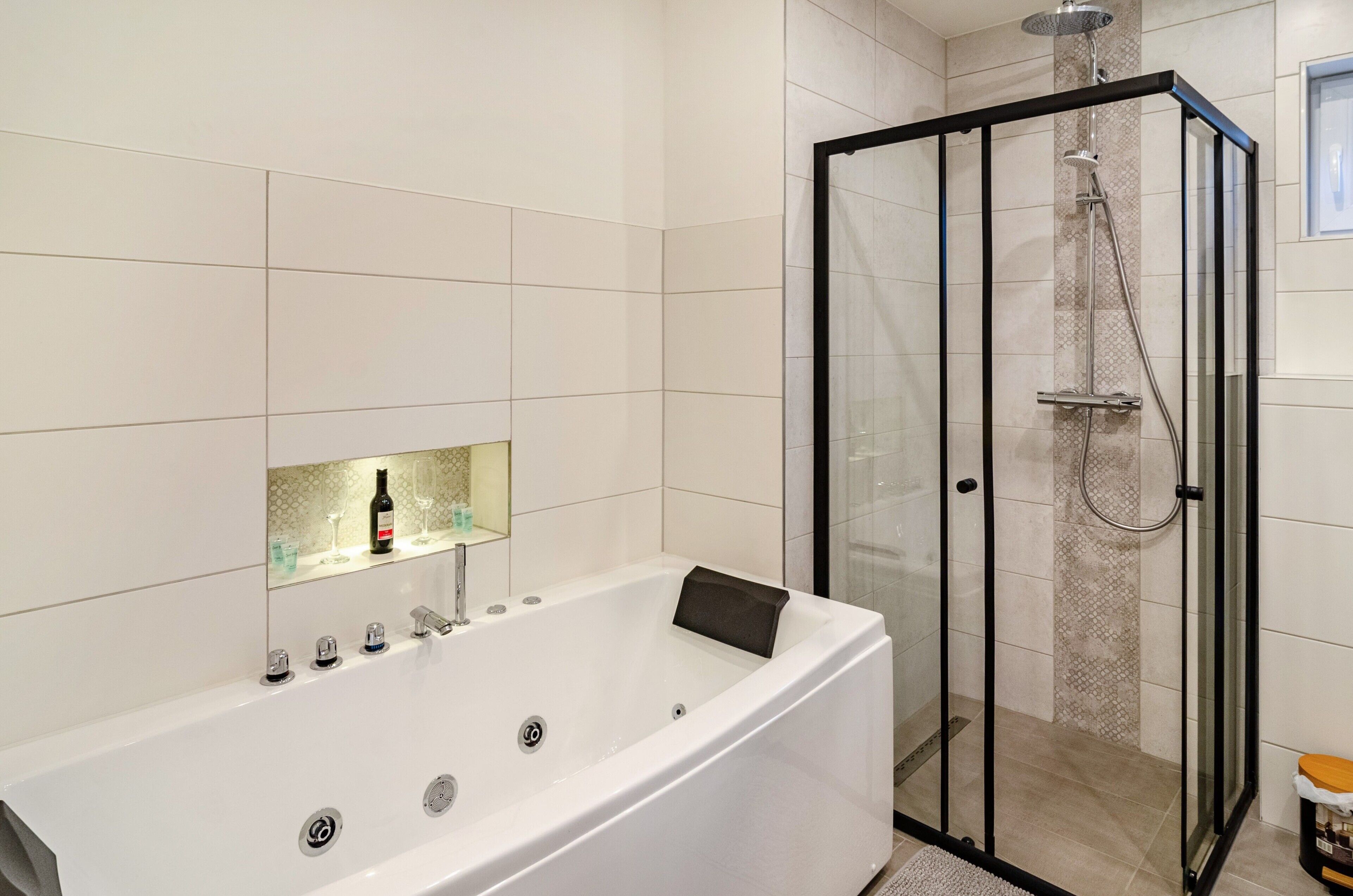 Badewanne, Haartrockner, Handtücher