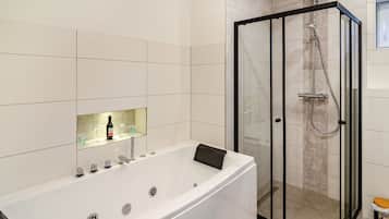 Badewanne, Haartrockner, Handtücher