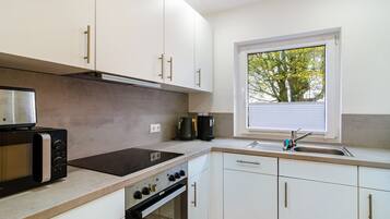 Frigorífico, microondas, horno y placa de cocina