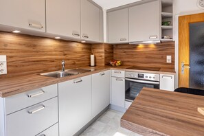 Fridge, oven, stovetop, dishwasher - Apartment 'Fewo Stempel' with Private Terrace, Private Garden and Wi-Fi (Küssaberg)