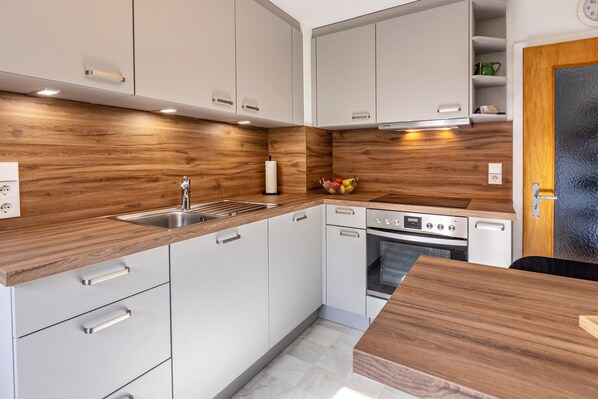 Fridge, oven, stovetop, dishwasher